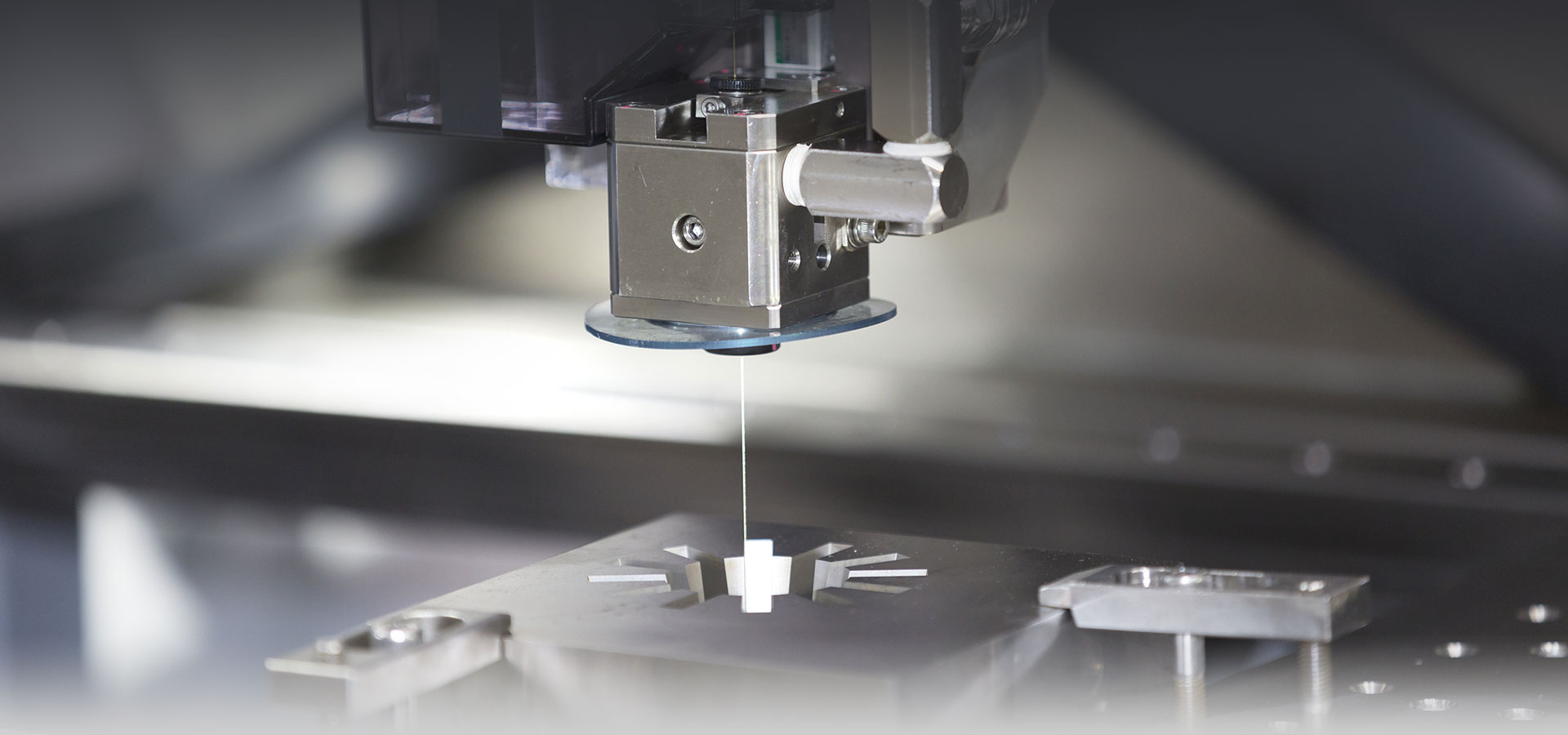 Elektrische Drahterodiermaschine, Elektroerosion, CNC-Fräsen, Agie, Drahtschneiden, Schleifen der Flächen und Walzen, Polieren von Formen, Senken, Drahtschneidemaschine, Agiecut, Elektrodrążarka drutowa, Elektrodrążenie, Frezowanie CNC, Agie, Cięcie drutem, Szlifowanie płaszczyzn i wałków, Polerowanie form, Drążenie, Wycinarka drutowa, Agiecut,