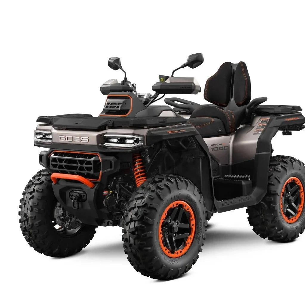 Quad terenowy gotowy do weekendowego wypadu, zaparkowany w przygotowaniu do wycieczki poza miasto.